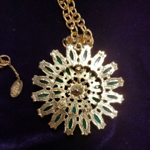 Amrita Singh Signed Necklace, Large Green Flower Medallion Pendant, Gold Tone - Picture 7 of 11